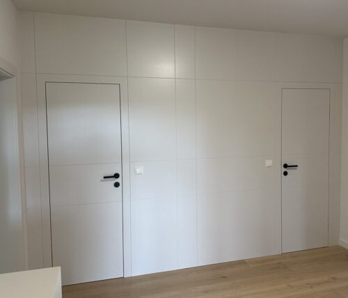 Wandpaneele-mit-Tueren
